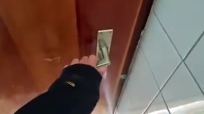 这上完厕所出来,神清气爽啊